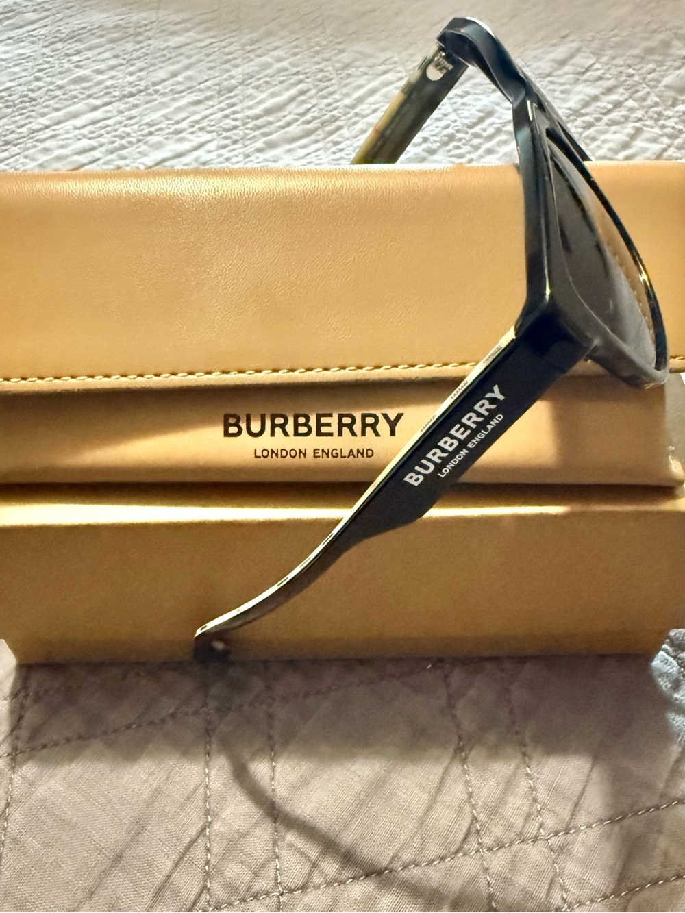 🕶️ Burberry Unisex Sunglasses – Black – Never Worn